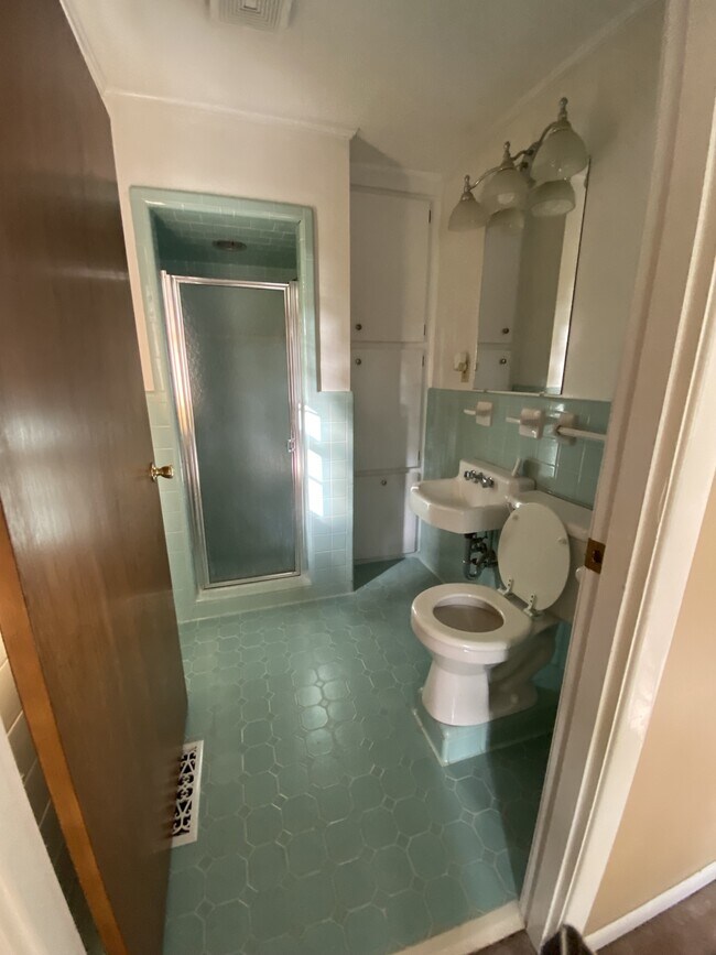 Building Photo - 1305 N Eufaula Ave