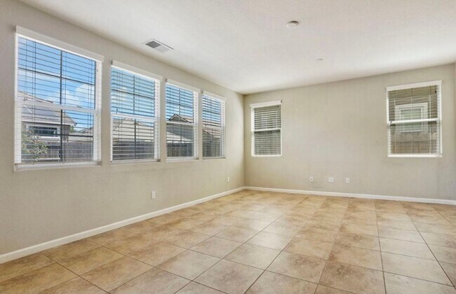 Building Photo - Beautiful 5 Bedroom, 3 Bath Tracy Home / B...