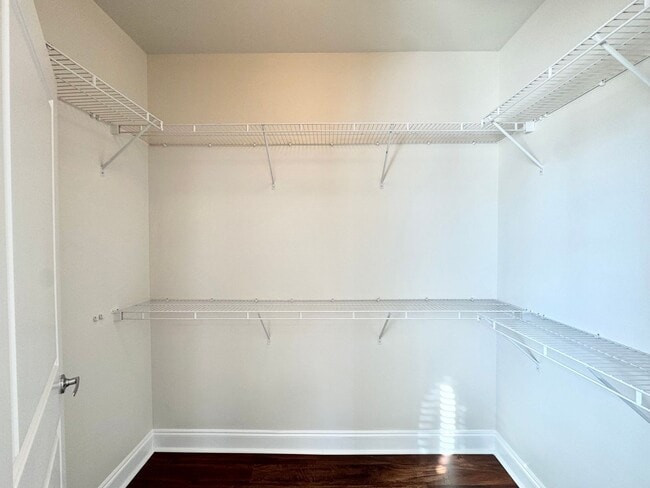 Building Photo - Beautiful 1-Bedroom Corner Unit - Just minutes from Uptown Charlotte!