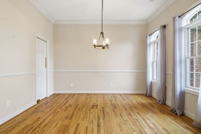 Building Photo - 4 Bed/3 Bath. Pet Friendly. Master on Main