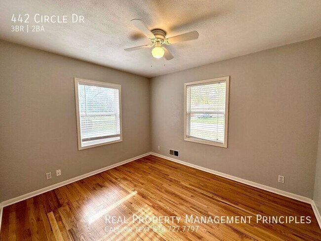 Building Photo - 442 Circle Dr