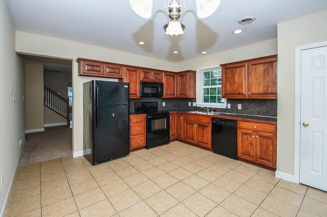 Building Photo - 3 BEDROOM 2.5 BATHROOM APARTMENT