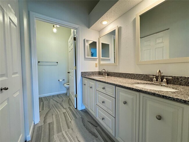 Building Photo - 1005 Pelican Ct