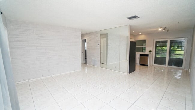 Building Photo - 5908 NW 81st Ave