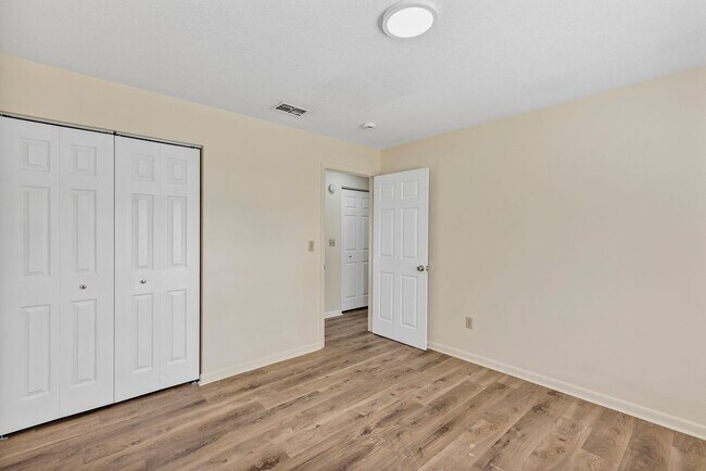 Building Photo - 3800 SE 17th Ct