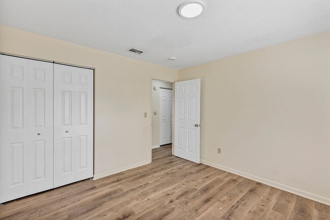 Building Photo - Charming 2-Bedroom Apartment for Rent – Great Location in Ocala! Deposit-Free Move-In Available t...