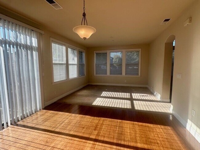 Building Photo - Beautiful Newer Home, Very Clean- Move In ...