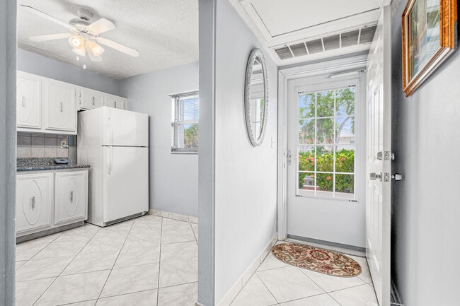 Building Photo - 250 NE 20th St