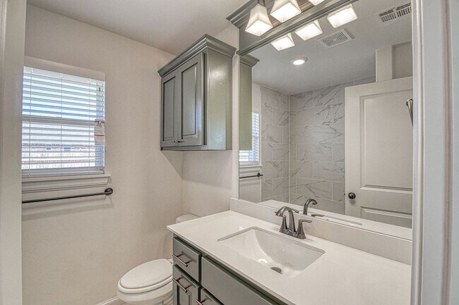 Building Photo - Beautiful Home in Summit Lakes!