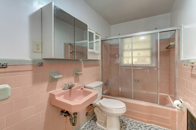 Building Photo - 1045 Riverview Dr