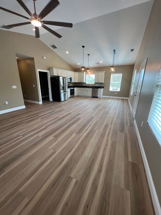 Building Photo - 3 BR, 2 BA Apartment - No HOA