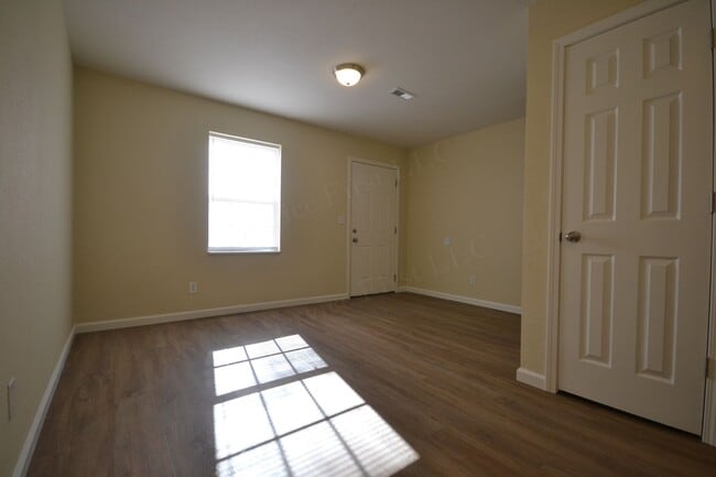 Building Photo - Northwood Hills 8 plex