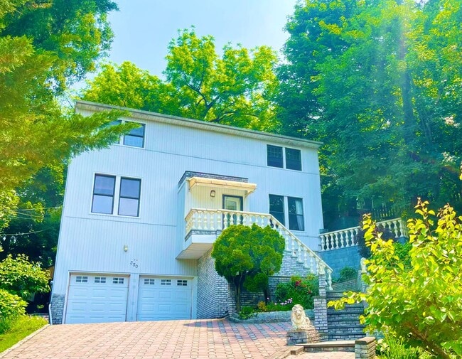 Building Photo - 350 Bayview Ave