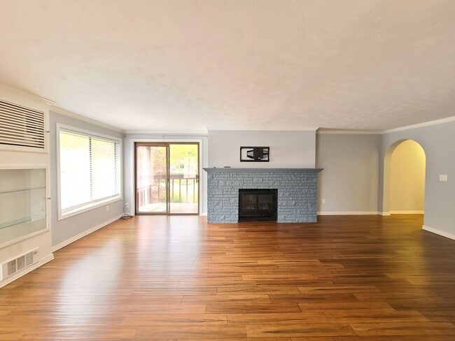 Building Photo - $1,695 - 2 Bed / 2 Bath Spacious Top Floor...