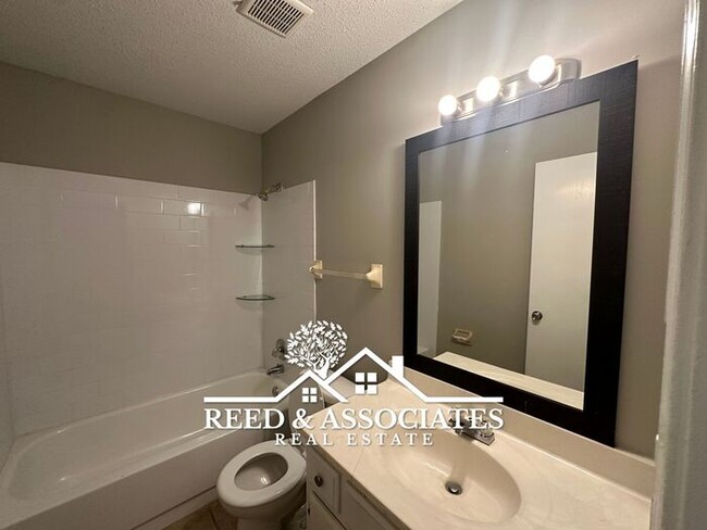 Building Photo - Spacious: 3 Bedroom in Bartlett!