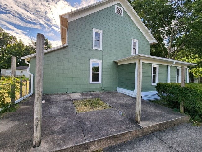 Building Photo - Spacious 5-Bedroom, 2-Bathroom Home AVAILA...