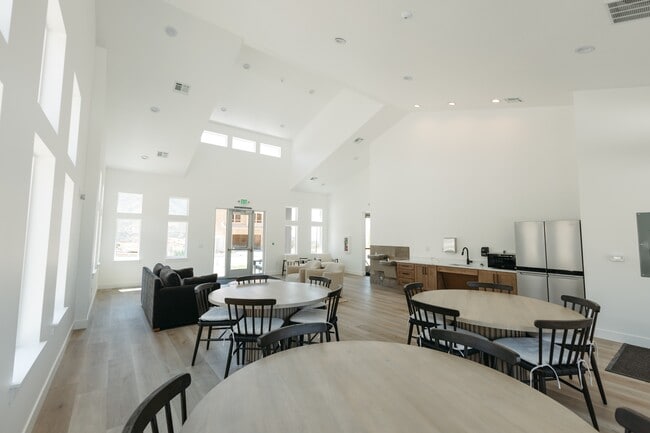 Building Photo - 4655 Alder Dr