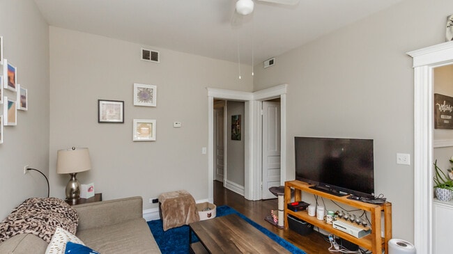 Building Photo - 2616 W Augusta Blvd