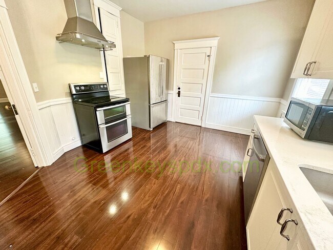 Building Photo - Huge Gorgeous 5 Bedroom 4 Bath Unit in SW ...