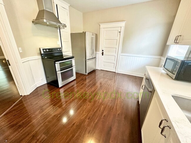 Building Photo - Huge Gorgeous 5 Bedroom 5 Bath Unit in SW ...