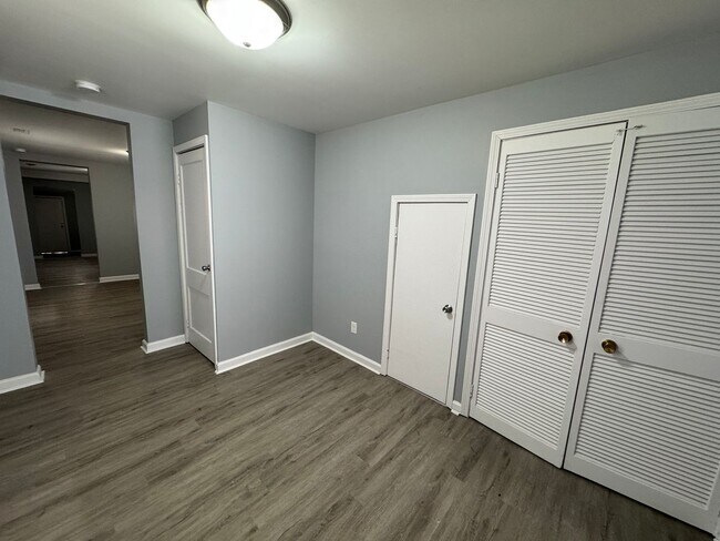 Building Photo - 1129-1131 S Sheffield Avenue