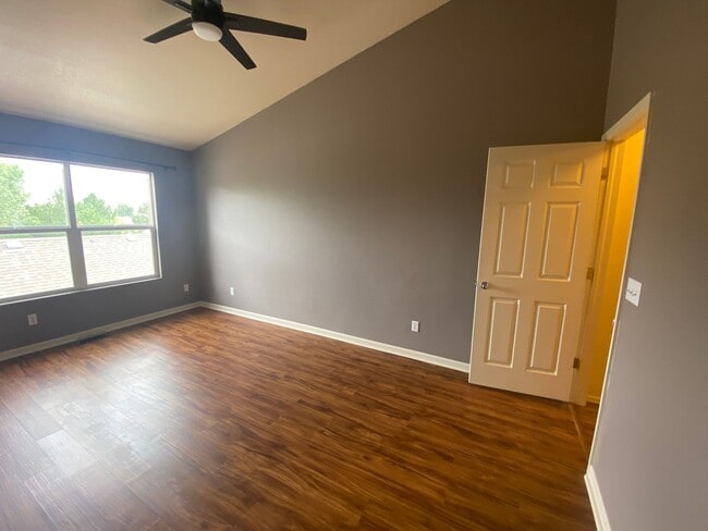 Building Photo - Beautiful 2 Bedroom 2 1/2 Bath Townhome in...