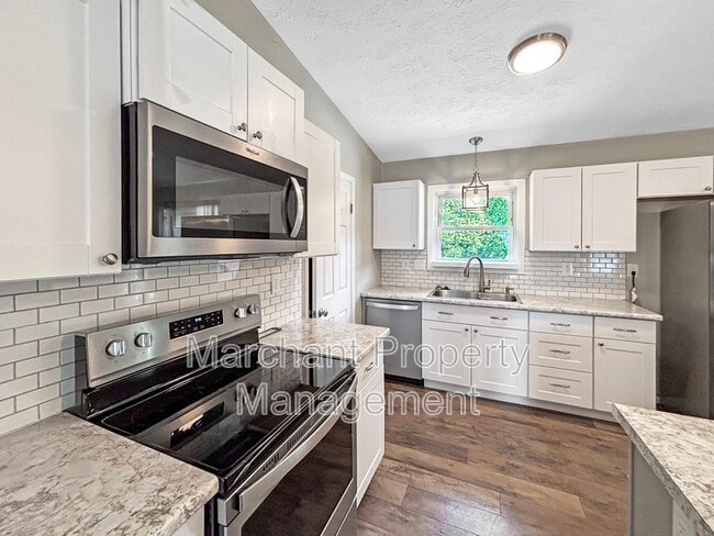 Building Photo - 5 Oak Hollow Ct