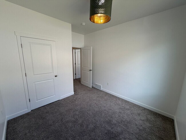 Building Photo - 8285 Lakeshore Dr