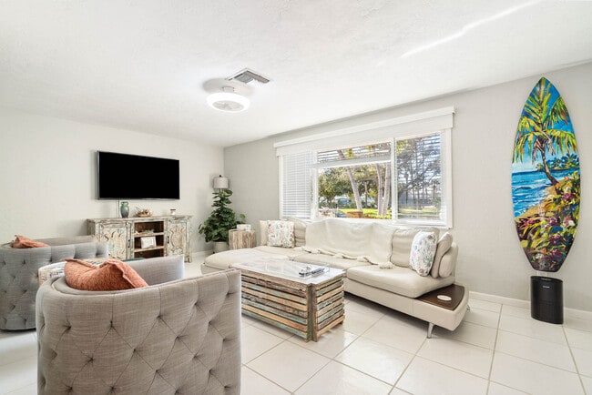 Building Photo - 3003 W Vina Del Mar Blvd