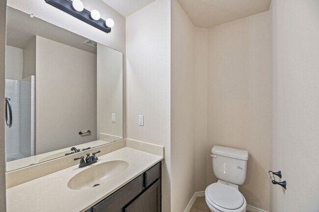 Building Photo - AVAILABLE NOW! Beautiful 3 Bedroom Duplex located in Lavon,Texas!