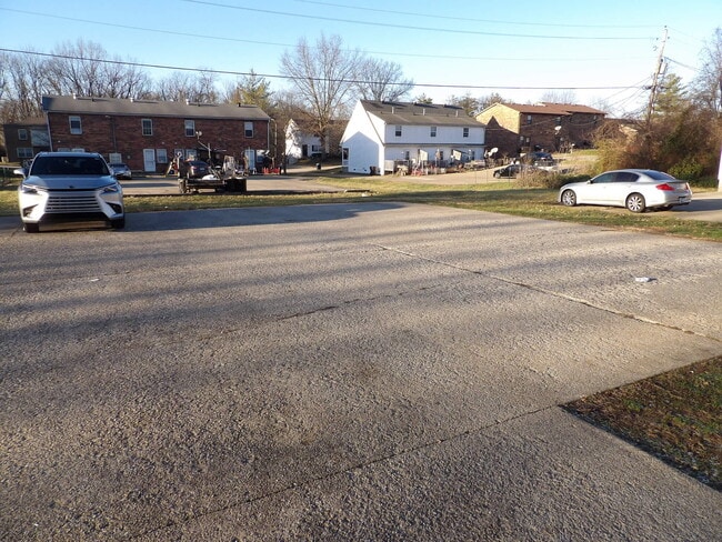 Building Photo - 217 Landings Dr