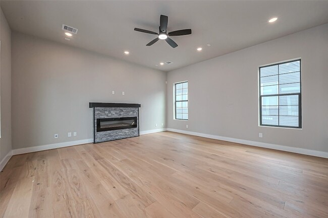 Building Photo - 1222 W 24th St
