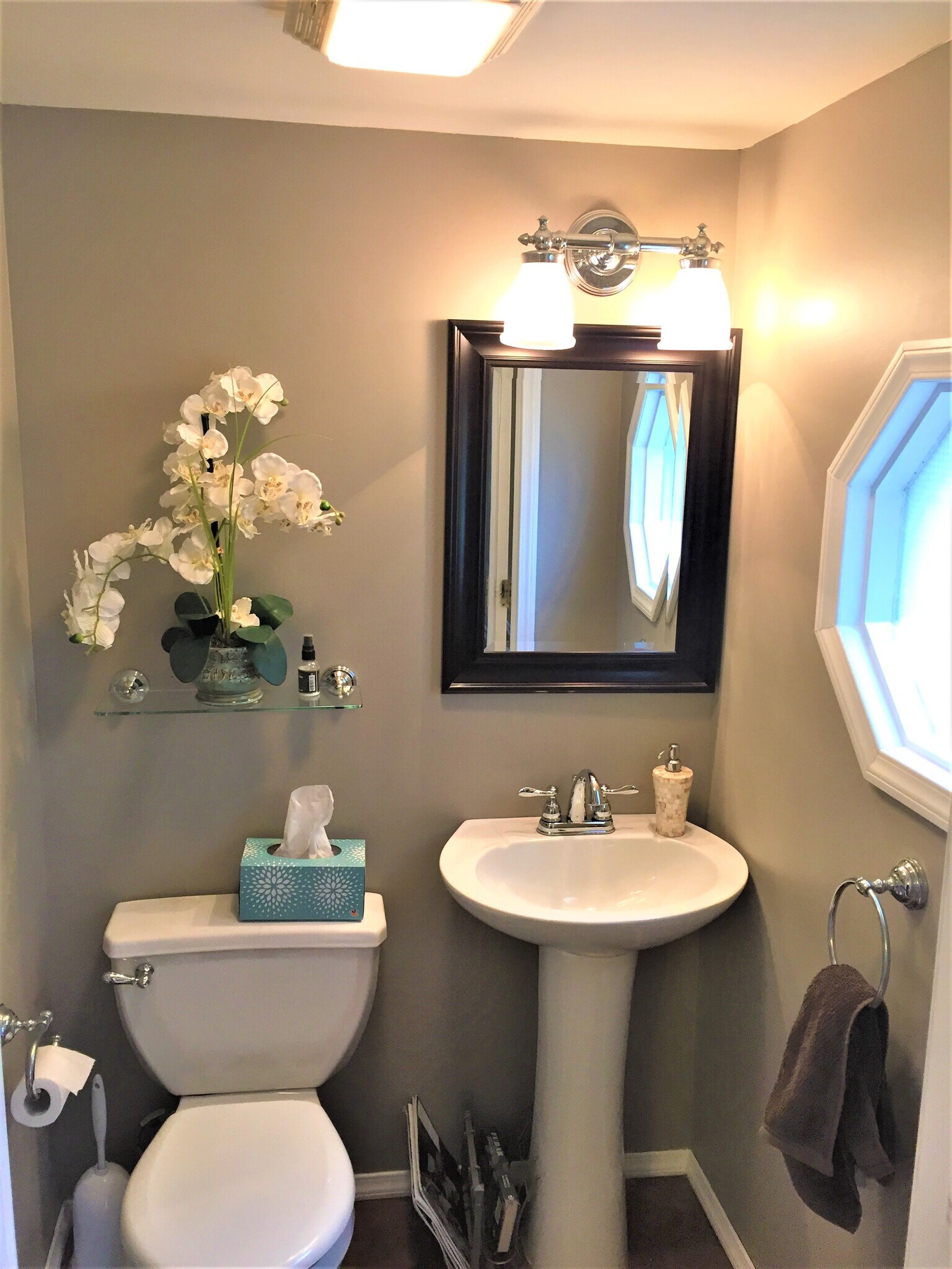 Half bathroom in 1st floor - 1153 Vine St