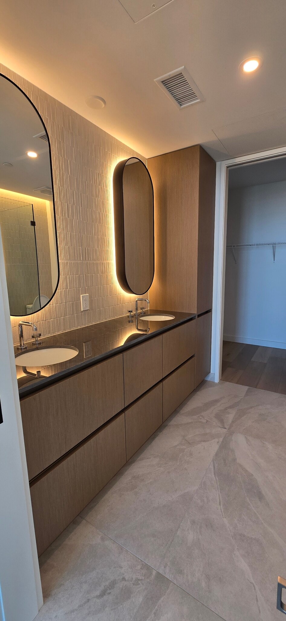 Building Photo - 610 Davis St