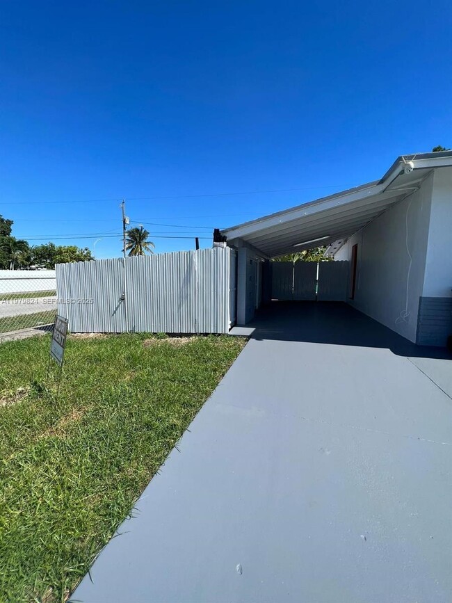 Building Photo - 17201 SW 117th Ct