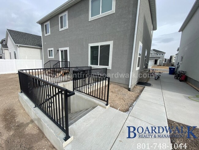 Building Photo - Stylish Vineyard Basement Apartment!