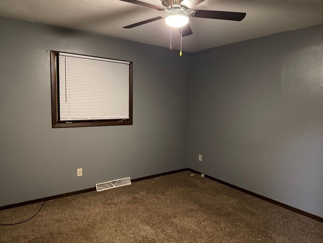 Building Photo - Spacious 3 BR/2 BA in nice north-side culdesac!