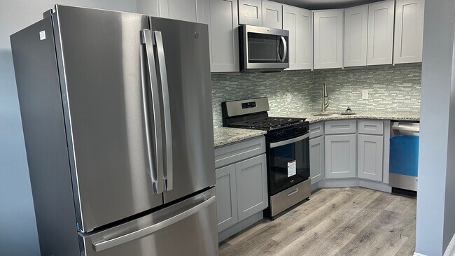 Building Photo - 5152 Crestwood Dr