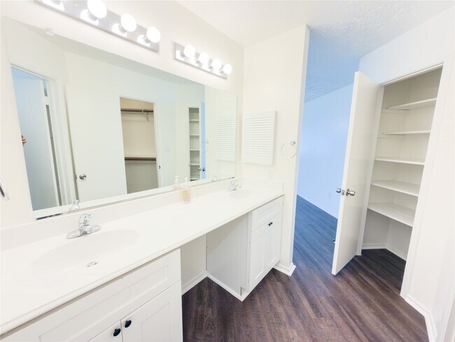 Building Photo - 13610 Piney Oaks Dr