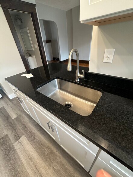 New Granite Tops - 1141 Lakeland Ave