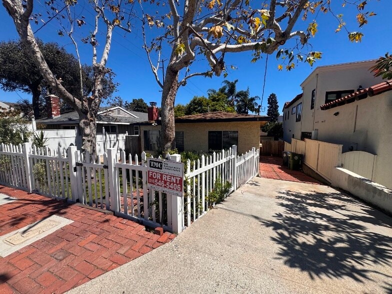 Building Photo - 2412 N Poinsettia Ave