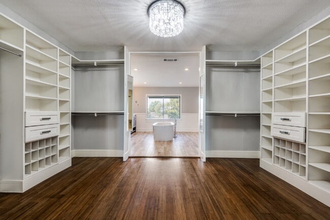 Building Photo - Garland Split Level