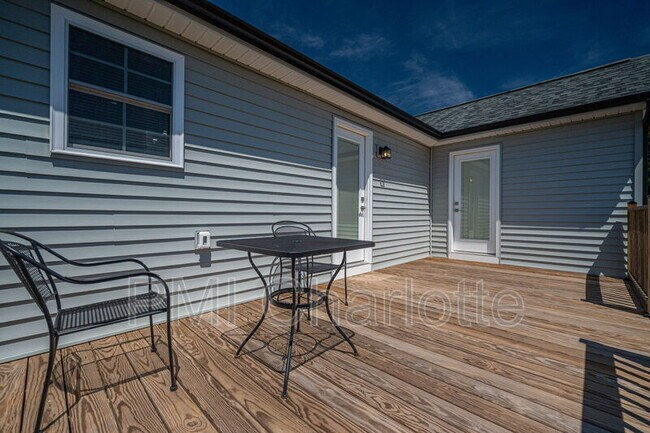 Building Photo - 2128 Chatfield Rd