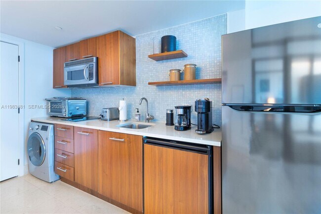 Building Photo - 6801 Collins Ave