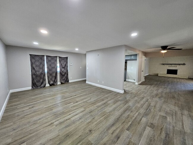 Building Photo - Welcome Home! Spacious Floor Plan 3 Bed 2 ...