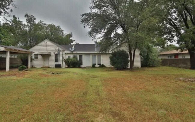 Building Photo - 4 bedrooms 2 Bath