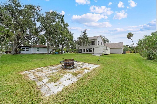 Building Photo - 8006 Oak Dr