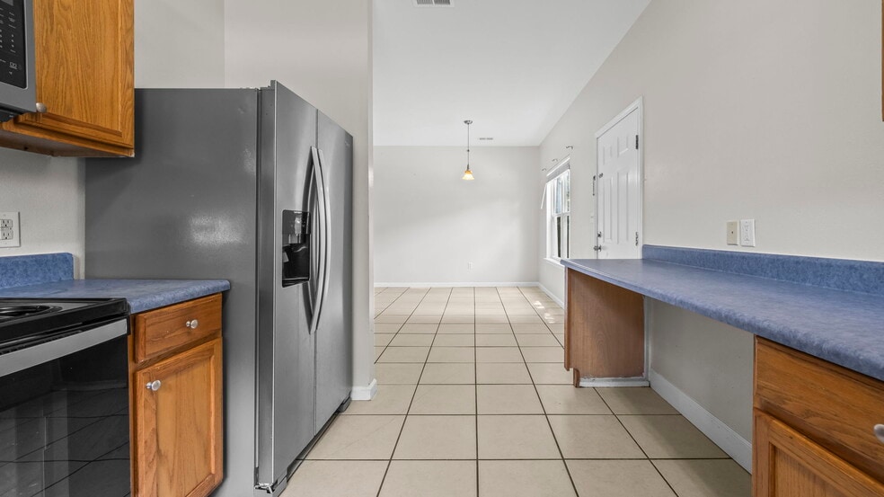 Building Photo - 601 S Cedar St