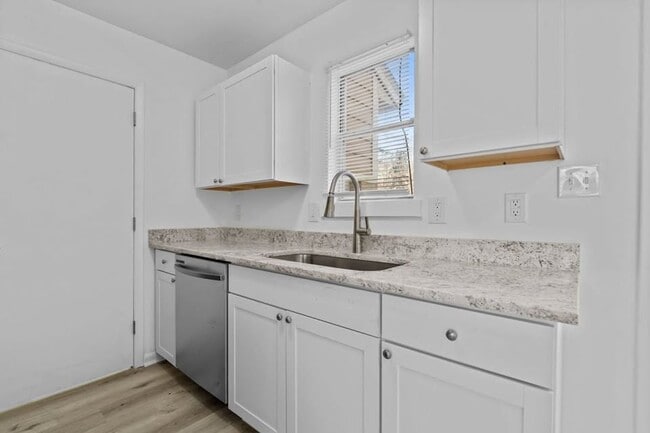 Building Photo - 614 Hilltop Dr