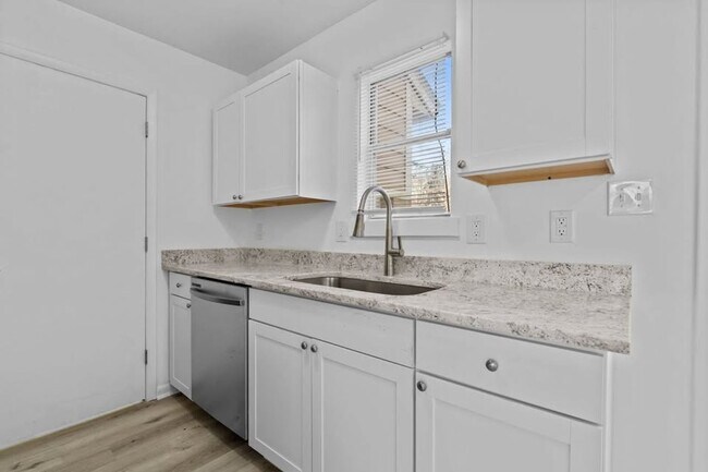 Building Photo - 615 Hilltop Dr